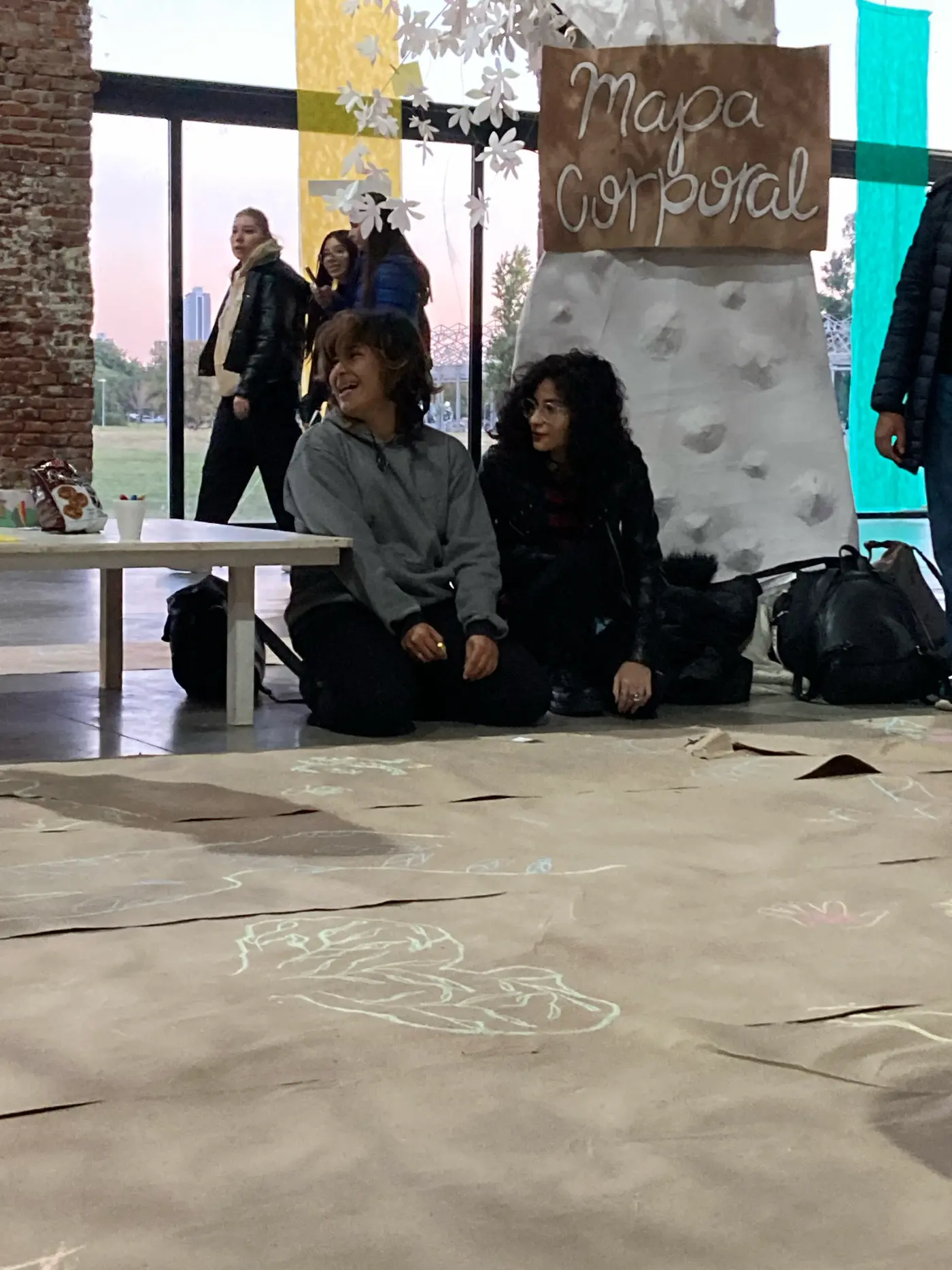 Papel madera con dibujos en tiza