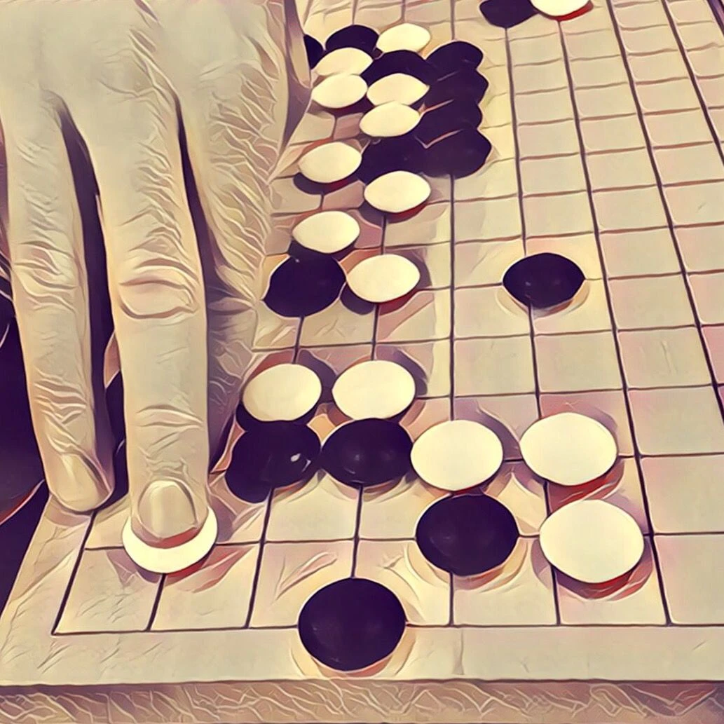 Ilustración de mano colocando piedra de Go en tablero