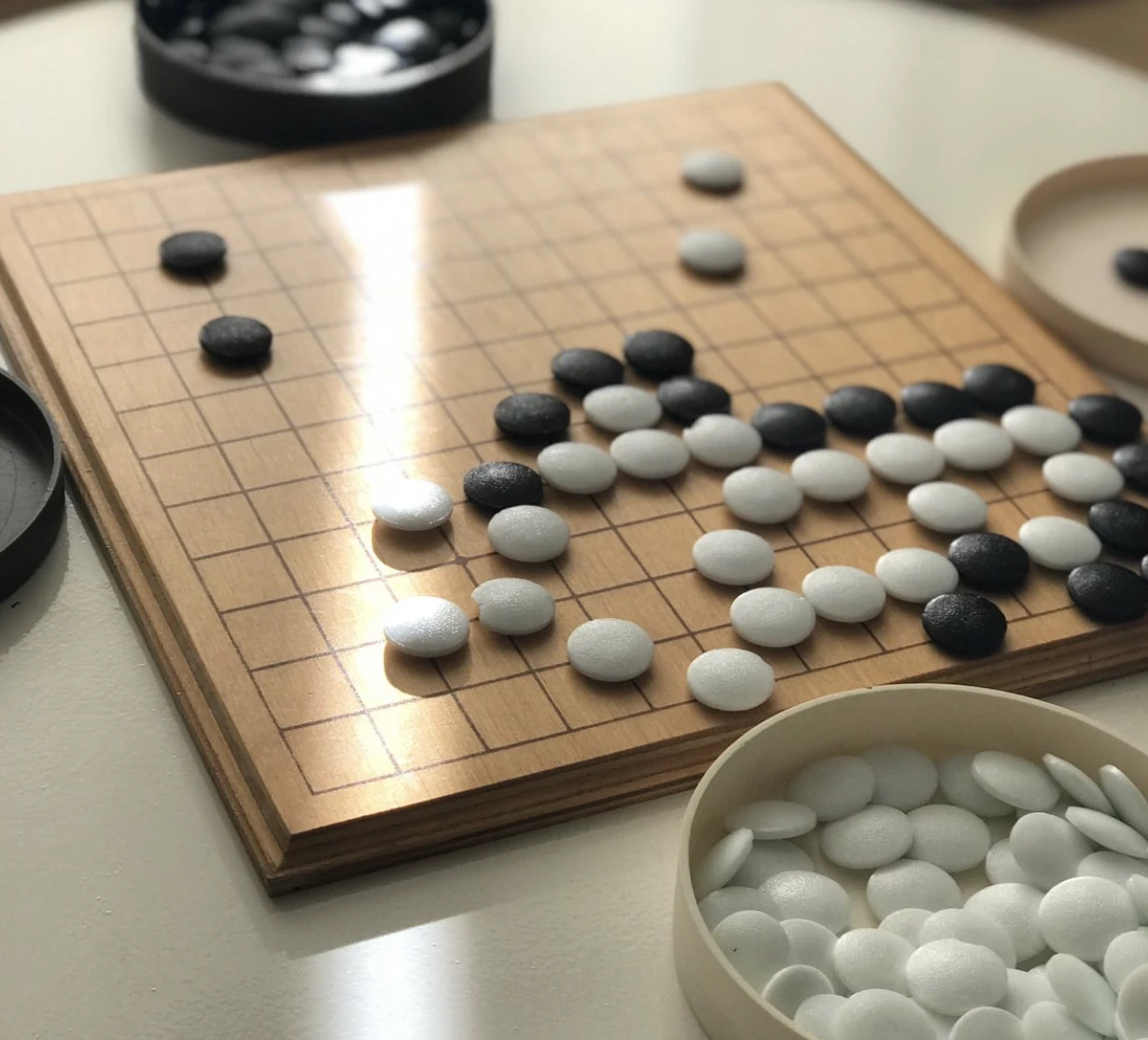 Tablero con piedras y partida en marcha